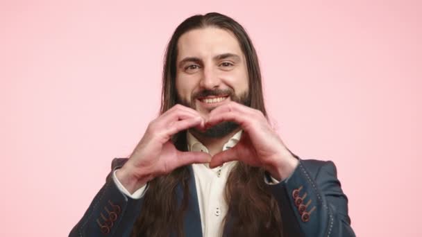 Muž Neuvěřitelně Dlouhými Vlasy Radostně Utváří Srdce Rukama Vyjadřuje Lásku — Stock video