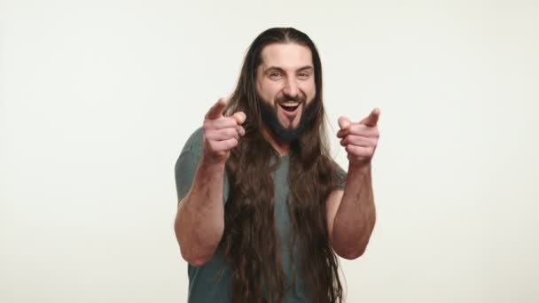 一个留着一头长而华丽的秀发的男人快乐地把他的手指伸在它的周围 背景是清澈的 代表着自由和独特的个人表达 — 图库视频影像