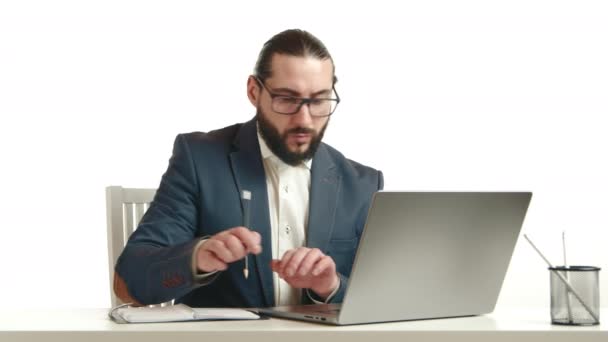 Brodaty Biznesmen Skupił Się Swojej Pracy Pilnie Korzystając Laptopa Podczas — Wideo stockowe