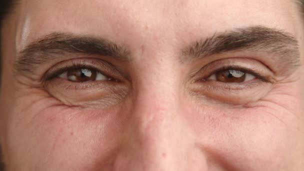 Zblízka Zaostřený Portrét Oči Usměvavého Muže Jeho Pohledu Vyzařovala Vřelost — Stock video