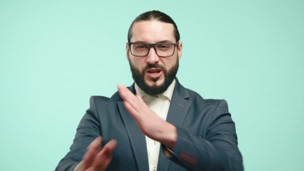 Ein Mann Maßgeschneidertem Blauem Anzug Und Brille Verschränkt Fest Die — Stockvideo