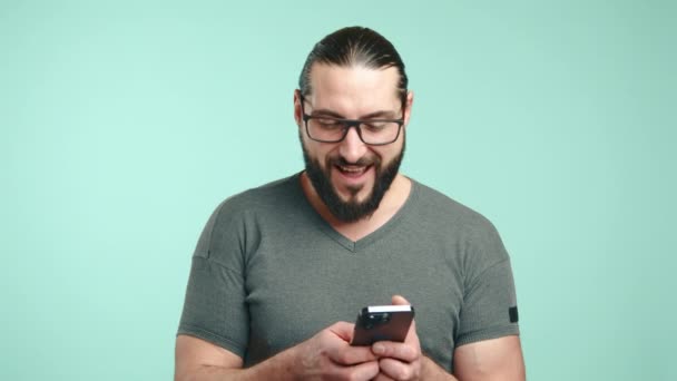 Uzun Saçlı Günlük Kıyafetleri Olan Neşeli Bir Adam Akıllı Telefonuna — Stok video