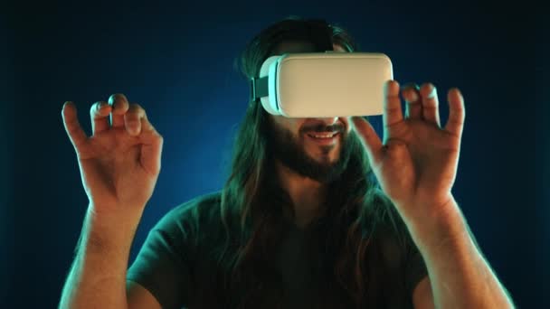 Homem Barbudo Com Cabelos Longos Desfruta Uma Experiência Realidade Virtual — Vídeo de Stock