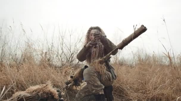 Het Wild Verzamelt Een Vrouw Haar Sluipschuttersgeweer Symboliserend Gelijkheid Het — Stockvideo