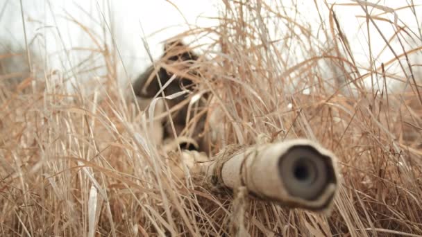 Camouflée Dans Herbe Épaisse Sèche Une Sniper Femelle Attend Concentration — Video