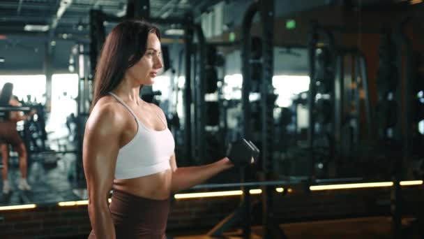 Professionell Fitnesstränare Utför Biceps Curl Med Enkel Arm Med Precision — Stockvideo