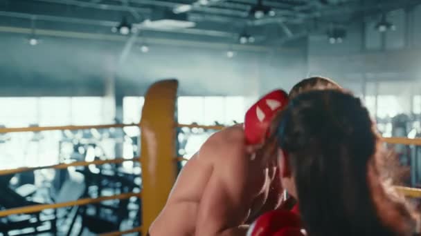 ボクシングジムのダイナミックな世界では コーチは女性の戦闘機を訓練し 正確な直接とフックパンチのシリーズを通して彼女を導き パワーと敏捷性のダンスを作ります カメラ Raw — ストック動画