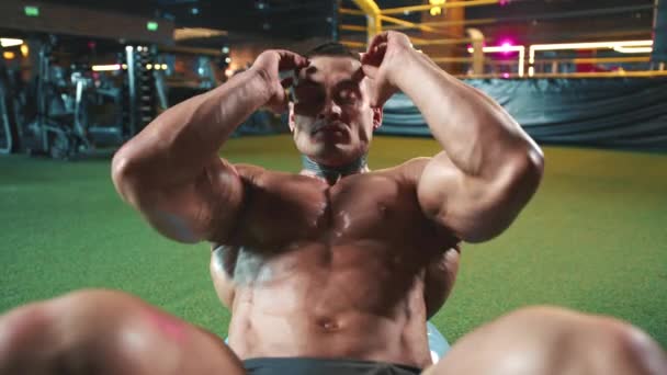 一名肌肉发达的运动员在一个装备精良的健身中心 在深夜紧张地进行腹部锻炼 完善了他的心脏 8K照相机 — 图库视频影像