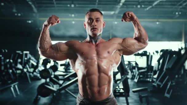 Een Bodybuilder Buigt Zijn Gebeitelde Spieren Zelfverzekerd Poseren Sportschool Weerspiegelt — Stockvideo