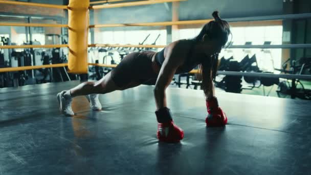 Boxeră Concentrată Îmbrăcată Mănuși Roșii Împinge Aptitudinile Noi Înălțimi Timp — Videoclip de stoc