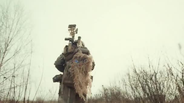 Fully Equipped Female Sniper Navigates Rough Terrain Her Rifle Ready — Stock Video