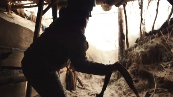 Захоплений Сповільненому Пострілі Солдат Витягує Рюкзак Виходить Похмуро Освітленого Бункера — стокове відео