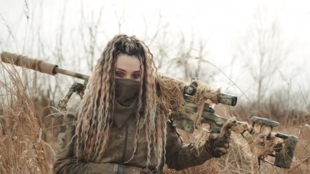 Женщина Солдат Вооруженная Снайперской Винтовкой Через Плечо Смотрит Камеру Фоне — стоковое видео