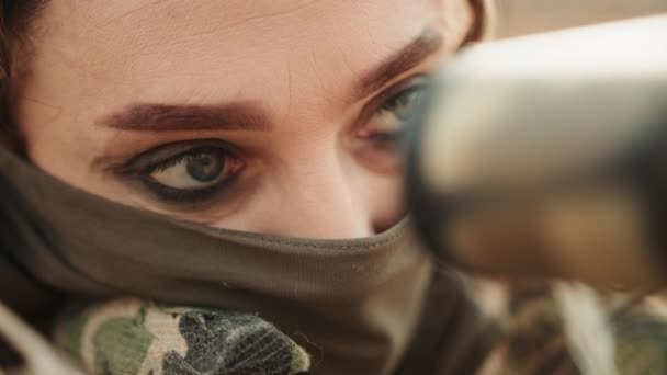 Los Ojos Intensos Una Mujer Francotiradora Mientras Apunta Hacia Abajo — Vídeo de stock