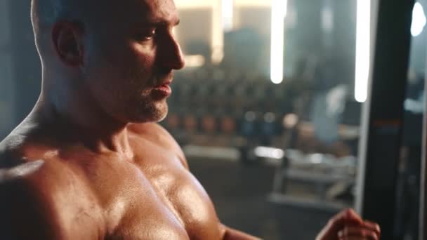 Een Vastberaden Mannelijke Bodybuilder Met Indrukwekkende Biceps Ijverig Werkt Een — Stockvideo