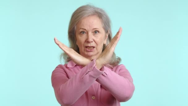 Een Vastberaden Oudere Dame Een Zacht Roze Shirt Staat Met — Stockvideo