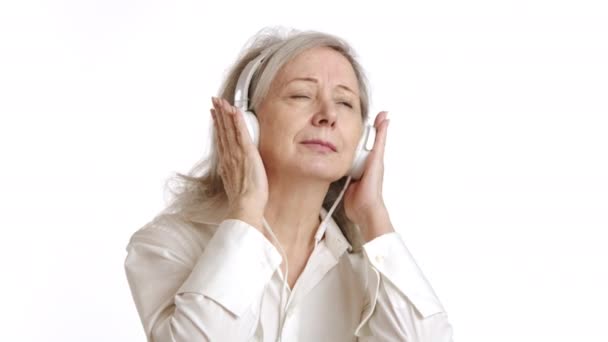 Mujer Mayor Relajada Cerrando Los Ojos Paz Escuchando Música Serena — Vídeos de Stock