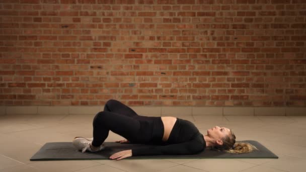 Bir Fitness Meraklısı Geniş Bir Spor Salonunda Kalça Bacak Kaslarını — Stok video
