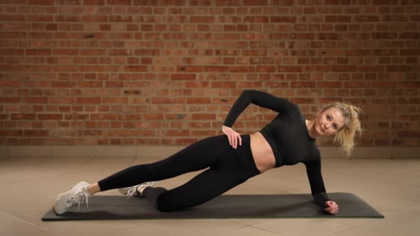 Bir Dizi Yan Tahta Varyasyonu Minimalist Bir Jimnastik Ortamındaki Fitness — Stok video