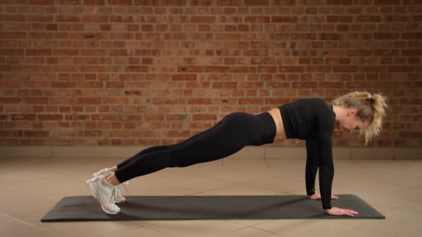 Avancerad High Plank Utförs Skickligt Fitness Professionell Som Syftar Till — Stockvideo