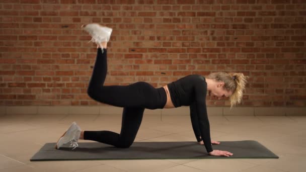 그녀의 오른쪽 다리와 정확한 당나귀 펄스를 피트니스 트레이너는 체육관의 우아함에 — 비디오
