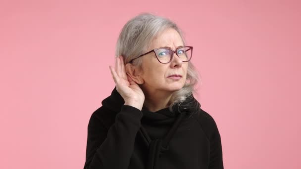 Zvědavá Starší Žena Brýlemi Pozorně Položí Ruku Ucho Ladí Šepotu — Stock video