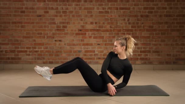 Fitness Expert Performs Russian Twist Effective Exercise Core Oblique Muscles — Stock Video
