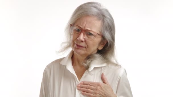 Ηλικιωμένη Γυναίκα Πιάνει Στήθος Της Δυσφορία Δείχνει Σημάδια Πόνου Στο — Αρχείο Βίντεο