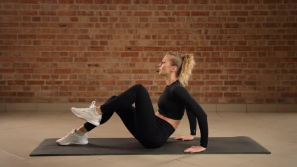 Sol Bacağındaki Tuck Ustalaşmak Bir Fitness Uzmanı Şehir Spor Salonunda — Stok video