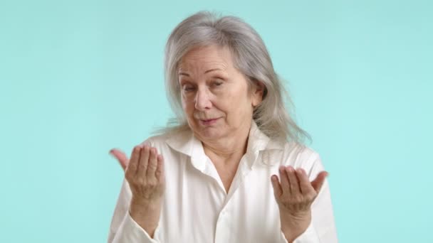 Dojrzała Kobieta Wskazująca Palcem Głowę Wykonując Uniwersalny Gest Który Sugeruje — Wideo stockowe