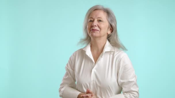 Una Mujer Madura Equilibrada Con Una Camisa Blanca Parece Inclinarse — Vídeos de Stock