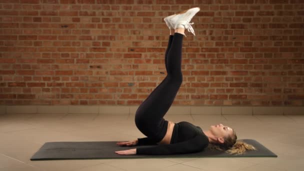 Ters Mekik Çekme Konusunda Uzmanlaşan Fitness Koçu Karın Egzersizleri Konusunda — Stok video