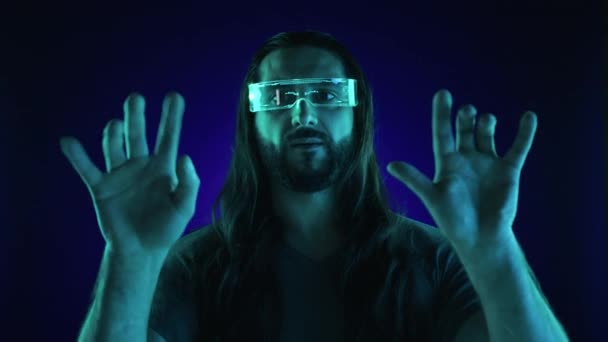 Человек Длинными Волосами Бородой Использует Очки Виртуальной Реальности Взаимодействия Голографическим — стоковое видео