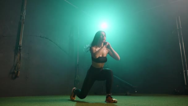 Lysande Gym Inställning Beslutsam Kvinnlig Idrottsman Utför Lungor Med Exceptionell — Stockvideo