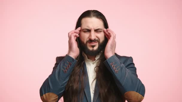 Ein Mann Mit Bart Und Langen Haaren Der Eine Blaue — Stockvideo