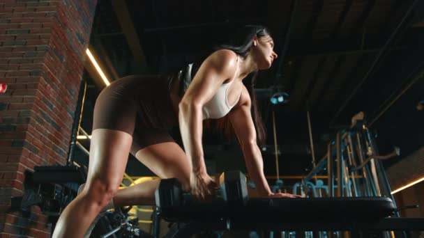 Eine Begeisterte Gymnastikerin Zeigt Stärke Und Konzentration Wenn Sie Eine — Stockvideo