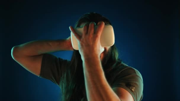 Людина Заглиблена Технології Вдягаючи Окуляри Віртуальної Реальності Щоб Досліджувати Взаємодіяти — стокове відео