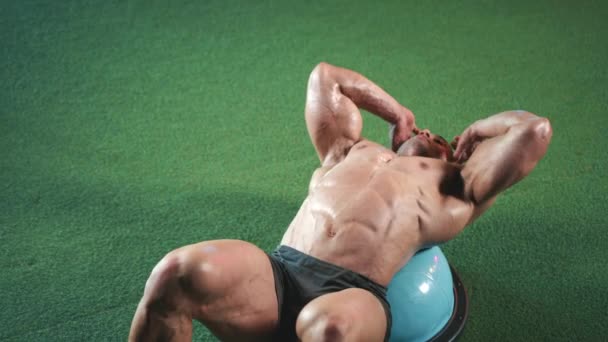 Pasionat Fitness Concentrează Strângerea Mușchilor Săi Bază Folosind Minge Exerciții — Videoclip de stoc