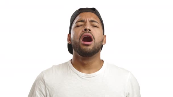 수염을 아프리카계 미국인 남자는 재채기를 느낀다 고해상도 사항과 배경에 자연스러운 — 비디오
