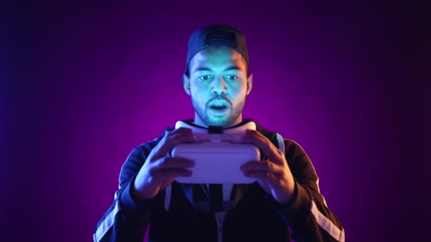 현실의 최첨단에 헤드셋을 남자는 파란색 빛으로 표현은 작용하는 기술에서 완전한 — 비디오