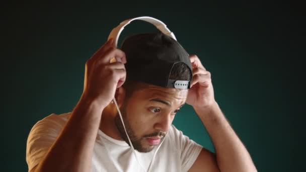 Ένας Νεαρός Άνδρας Ντύνει Προσοχή Ακουστικά Βυθίζοντας Τον Εαυτό Του — Αρχείο Βίντεο