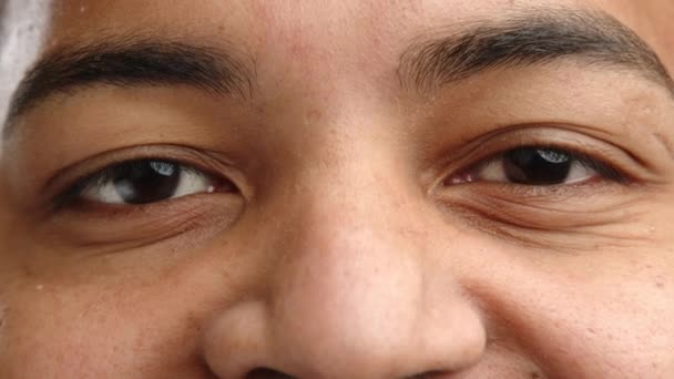 Close Detalhado Captura Olhos Sorridentes Homem Afro Americano Transmitindo Calor — Vídeo de Stock