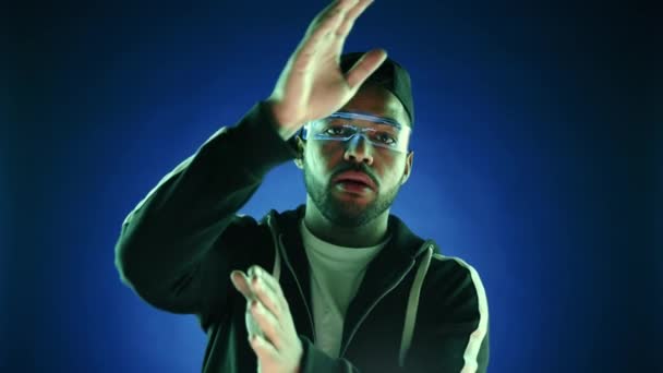 증강현실 안경을 착용하는 아프리카계 미국인 남성은 손으로 환경을 넘기고 탐색하는 — 비디오