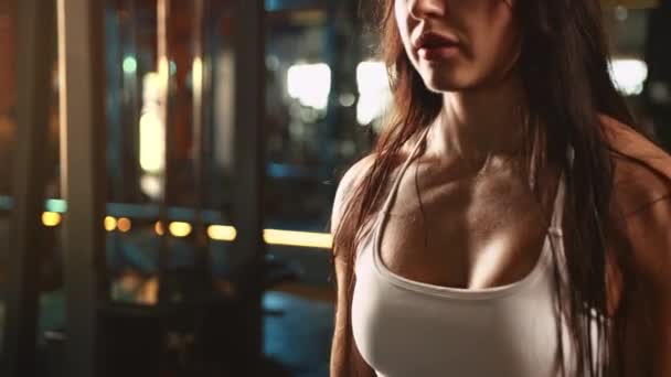 アスレチックギアの女性は バーベル 彼女の姿勢と集中で二重カールを行い フィットネスと筋肉の発達に強いコミットメントを示しています カメラ Raw — ストック動画