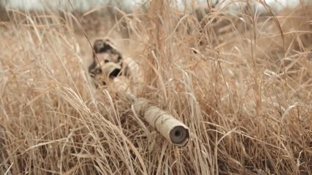 Intenso Disparo Cerca Una Francotiradora Militar Dedicada Posición Cara Marcada — Vídeo de stock
