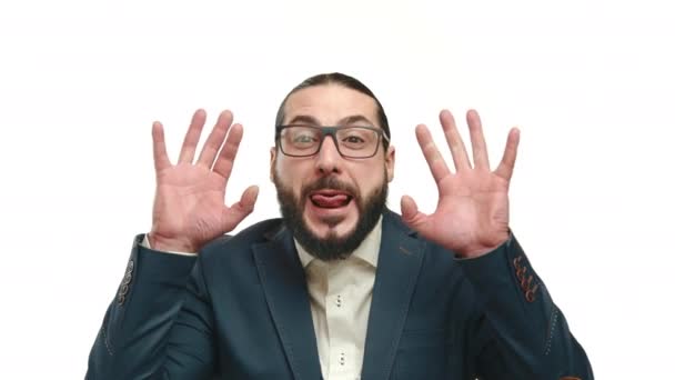 Mężczyzna Dopasowanym Garniturze Zabawnie Wystający Języka Jego Wybryki Przenoszące Humor — Wideo stockowe