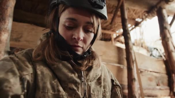 Una Médica Militar Femenina Organiza Atentamente Sus Suministros Médicos Una — Vídeos de Stock