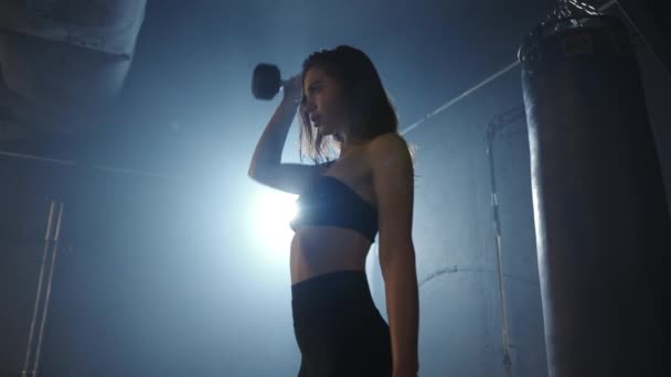 Einem Schummrigen Atmosphärischen Fitnessstudio Widmet Sich Eine Junge Frau Leidenschaftlich — Stockvideo