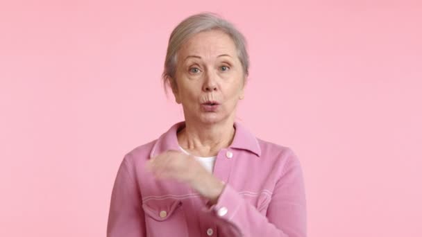 Μια Ηλικιωμένη Γυναίκα Δείχνει Μια Έκφραση Έκπληξης Ανοιχτά Μάτια Και — Αρχείο Βίντεο