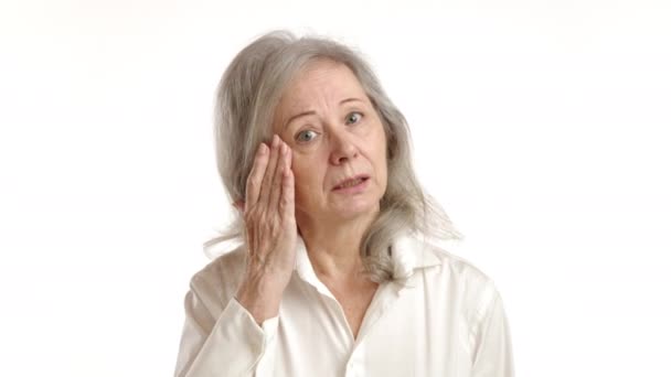 Созерцательная Пожилая Женщина Тщательно Исследует Морщины Лице Беспокойным Выражением Лица — стоковое видео